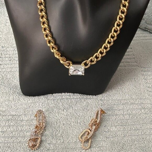 Jewelry - Classic Gold and faux Diamond Choker